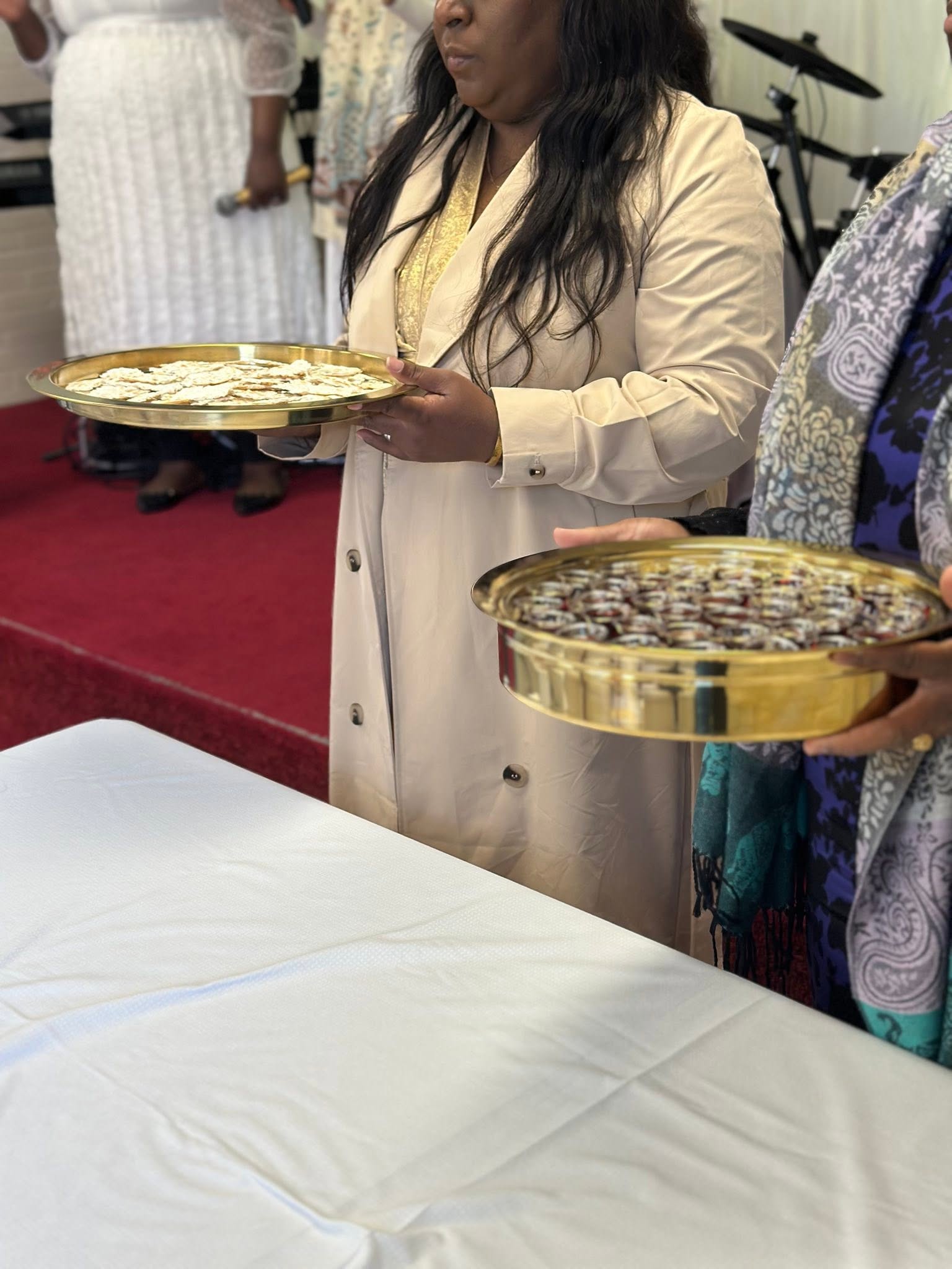 Avondmaal wordt rondgedeeld op gouden schalen
