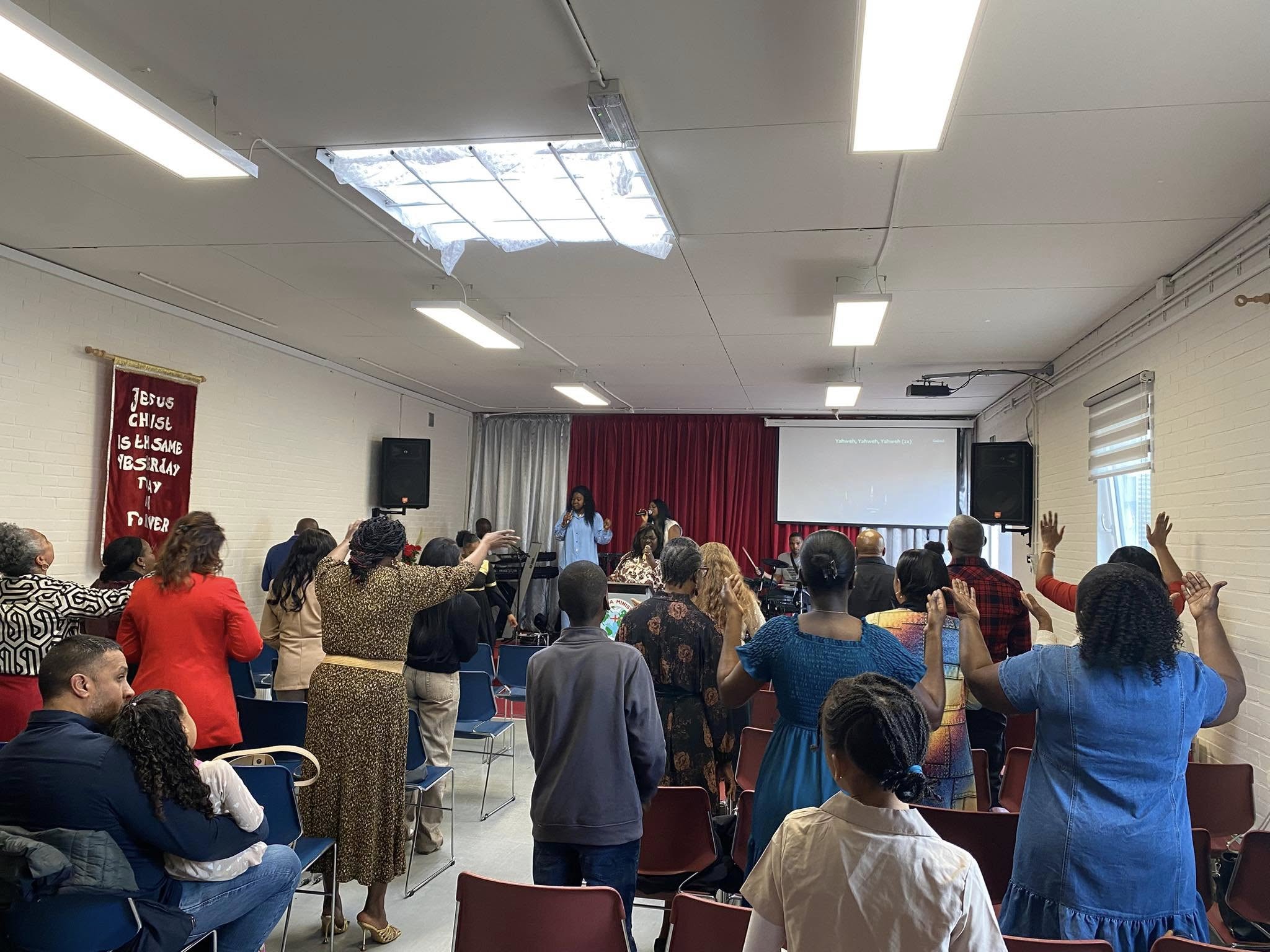 De gemeente van Charisma Ministries Lelystad in aanbidding