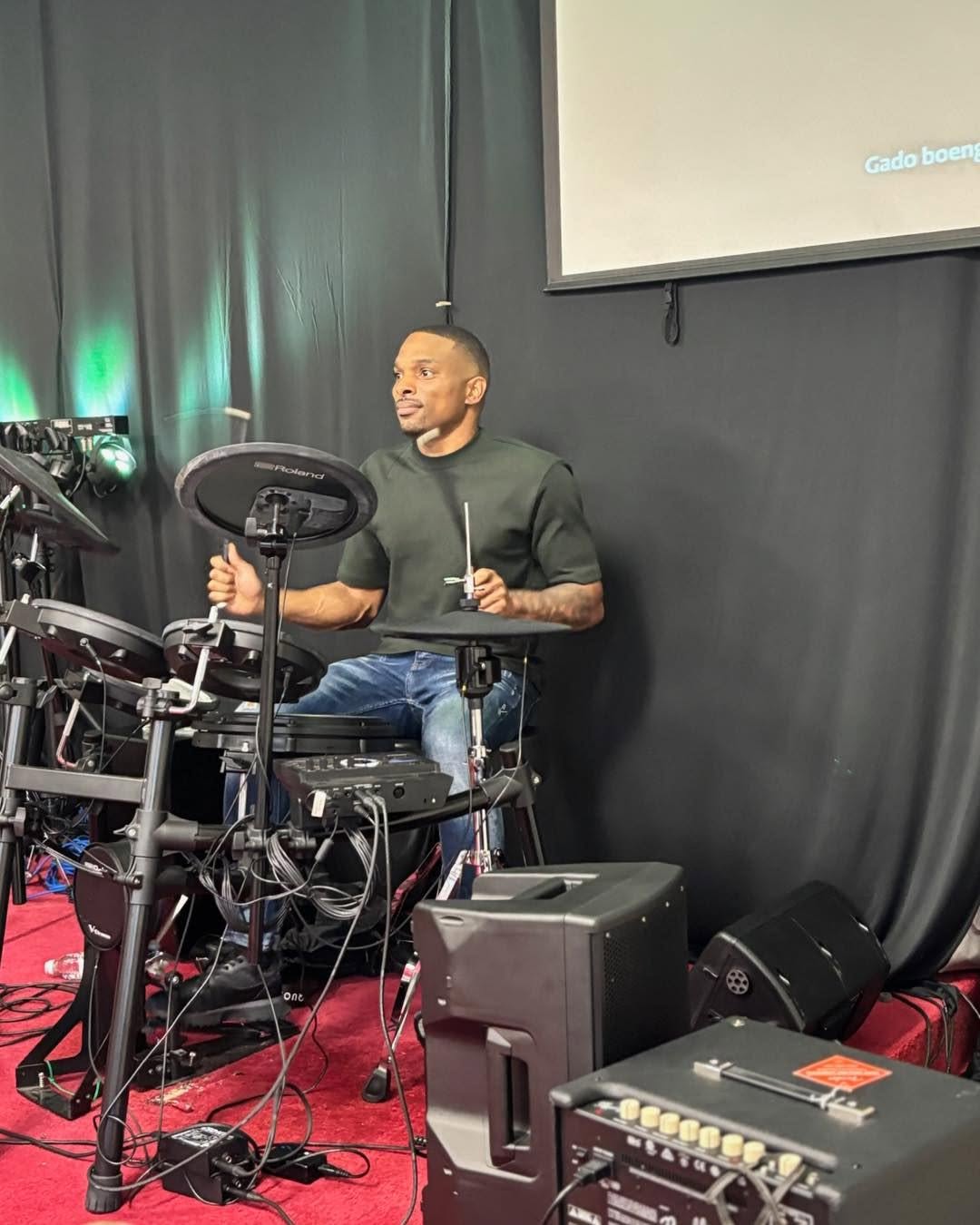 De drummer van het aanbiddingsteam
